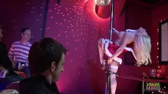 Redă Extravaganza anală de Crăciun: clubul de striptease MILFS în grupul de grup de grup cu faciale