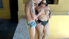 Jouer Chubby bbw suce une grosse bite à la piscine Porno