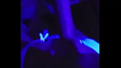 Abspielen Glamouröse Blondine gibt einen unglaublichen Blowjob in Blacklight