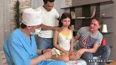 Redă Doctorul examinează himenul Virgin Teen înainte de prima dată