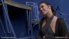 Jouer La princesse allemande BDSM Donna domine à l'extérieur avec une grosse bite