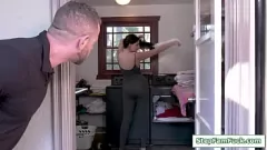 Riproduci La figliastra adolescente bruna Miranda Miller fa sega e pompino al grosso cazzo del patrigno