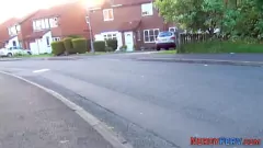 Riproduci Gina Parke, una troia britannica dello Yorkshire, Leeds, fa il suo primo pompino e sega a un nerd in questo vero porno amatoriale HD