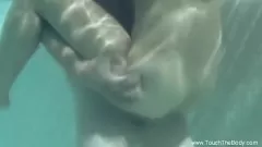 Odtwórz Zmysłowa azjatycka mamuśka wykonuje intensywny masaż olejkiem miłośnikowi wielkiego kutasa w erotycznej sztuce Desi