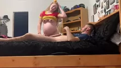 Reproduzir Boquete de Halloween: esposa loira garganta profunda e leva gozada na garganta