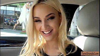 Redă Xnxx cu o domnisoara blonda penetrata in masina de ziua ei