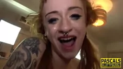 Reproducir La pervertida zorra tatuada Azura Alii es jugueteada y tocada en una escena de realidad bdsm intensa