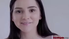 Jouer La demi-soeur brune Violet Rain avec une chatte serrée se fait défoncer dans un fantasme tabou familial interdit