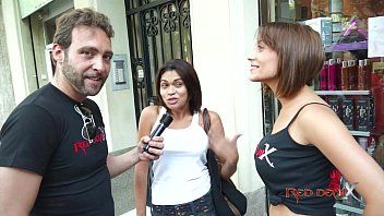 Reproducir Trio con pareja pagando a una perra adolescente