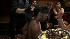 Odtwórz Murzynka niewolnica Ana Foxxx i Violet Rose zostają związane i wychłostane podczas ostrej międzyrasowej orgii z wielkim kutasem Karlo Karrery