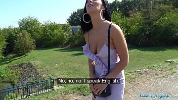 Reproduzir A morena com bucetinha fofa quer ser vadia