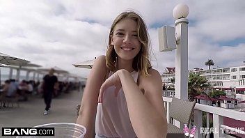 Reproduzir Sua nova cadela é uma criança ávida por pau