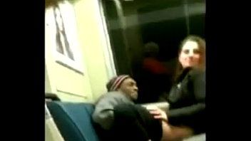 Jouer Filmer dans un train quand ils font l'amour sans s'intéresser aux autres passagers