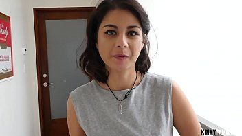 Odtwórz Brunetka z płatkami uprawia seks ze swoją laską i otrzymuje całą spermę do ust