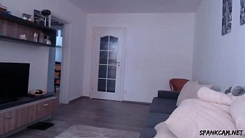 Abspielen Das blonde Teen masturbiert, wenn sie Video-Chats führt