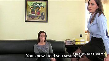 Reproducir Dos lindas chicas follan duro al hombre