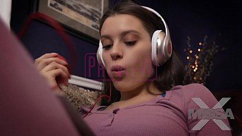 Afspelen Trotse tiener uit Brasov luistert naar muziek op een koptelefoon en heeft seks