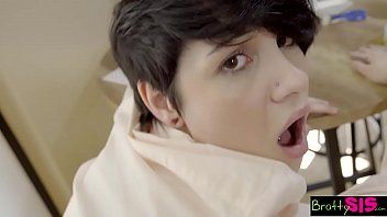 Play The short-haired lady has sex in her parents' bed