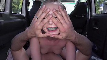 Reproduzir Xnxx no carro com uma buceta sexy fazendo sexo lindo