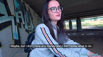 تشغيل قطعة مثير مارس الجنس كثيرا وبشكل مستمر