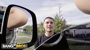 Afspelen Ze houdt van seks in grote auto's brunette heeft seks met iedereen xnxx