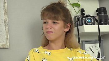 Jouer Le photographe baise un adolescent timide hardcore avec sa grosse bite