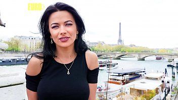 Jouer Roumaine sexy baisée en lune de miel