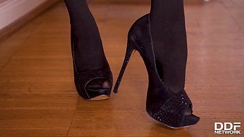 Abspielen Eine sexy Blondine in High Heels hat brutalen Sex in ihrer Muschi mit ihrem Chef