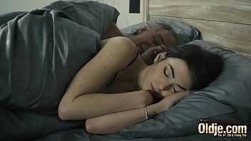 Abspielen Sex mit Blondinen und Brünetten, der Großvater fickt seine Nichte, nachdem sie aufgewacht ist