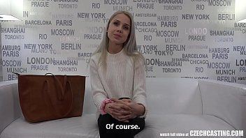 Redă Video cu virgina care invata sa faca muie