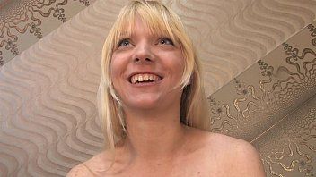 Odtwórz Blond porno z zatkanymi zębami obciąga kutasa suki