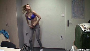 Odtwórz Blondynka z castingu zostaje zerżnięta przez producenta filmowego xnxx
