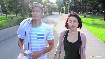 Jouer Cette femme a un partenaire et va à l'hôtel avec lui pour xnxx