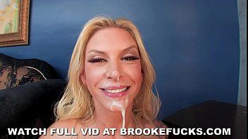 Abspielen Sie gibt einen Blowjob und bleibt mit ihr frei im Hals und ein anderer fickt sie in ihre Muschi