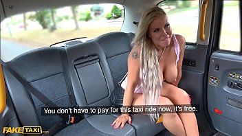 Bianca matura excitaticul se dezbraca in taxi si face sex