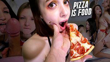Odtwórz Dziewczyna uprawia seks podczas jedzenia smacznej pizzy