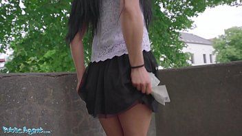 Jouer Adolescente salope qui aime avoir des relations sexuelles dans la nature