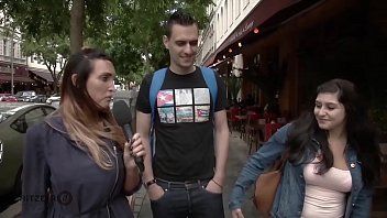 Afspelen Vrouwen die vaste seks in de kont hebben, worden geïnterviewd door een jonge man die ze neukt