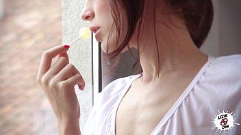Reproduzir Xnxx com perversões meninas com peitos pequenos coram e fazem sexo provocante