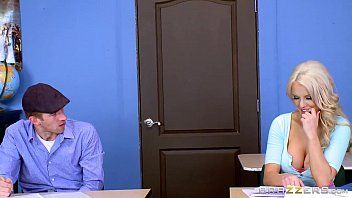 تشغيل تُترك الطالبة وحدها في الفصل مع زميل يطلق النار عليها على مقاعد البدلاء