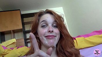 Jouer L'étudiante baise un peu et reste libre sur son visage