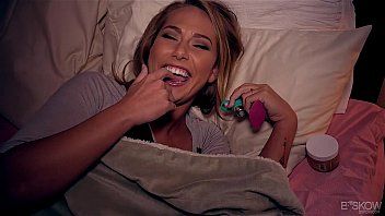 Reproduzir Filme xnxx a filha da família faz sexo com o pai à noite, quando ela dorme