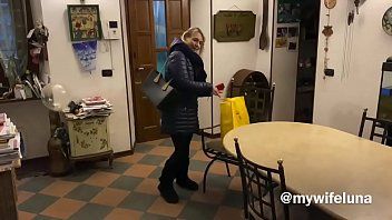Reproducir Sexo xnxx con la esposa del amigo que besa a su amante sentada en la silla