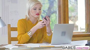 تشغيل الرئيس المهووس بأفلام xxx يجعل xxx على المكتب مع موظف رجولي