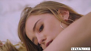 Jouer modèle blonde combiné avec un gigolo à grosse bite